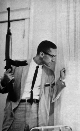 Foto original de Malcolm X armado tras la cortina ( Don Hogan Charles)