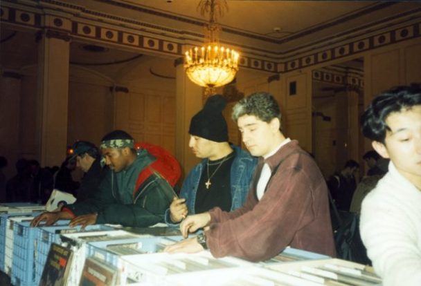 Q-Tip en la feria del disco del hotel Roosevelt. A su lado, el legendario Kid Capri