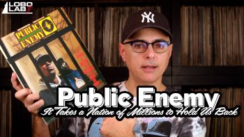 UVE sostiene en la mano el It Takes A Nation Of Millions To Hold Us Back de Public Enemy