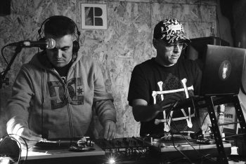 Van Deep compartiendo platos con DJ UVE en el Roots (Santander).
Foto: Juan Amieva.