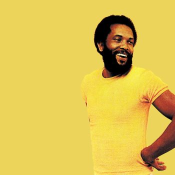 Roy Ayers sonriendo en una foto setentera sobre un fondo amarillo