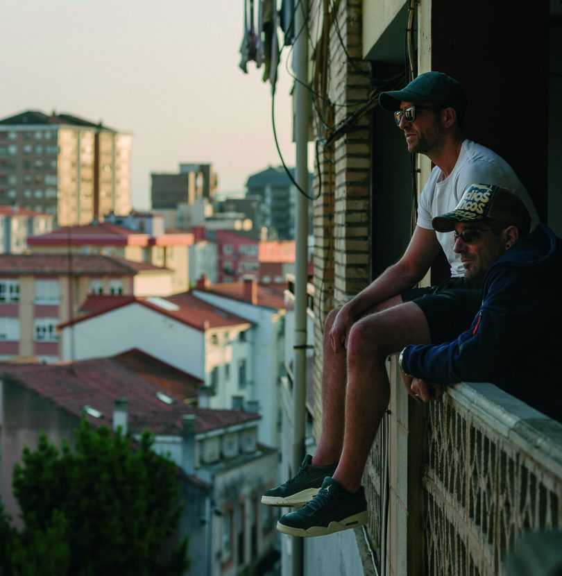 Roketer y Vampy vigilando desde arriba de lo pindio