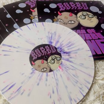 Vinilo splatter morado y rosa sobre blanco