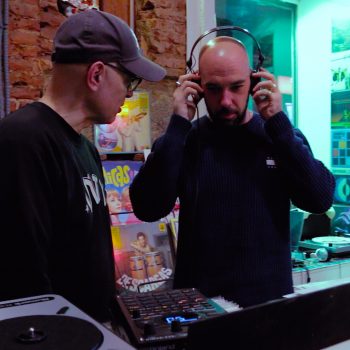 DJ UVE y F. Márquez en un fotograma de «Muestras y caracteres»